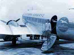 pasajera con equipaje en un avión